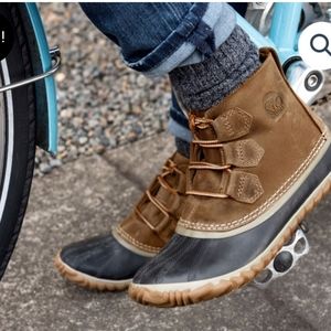 Sorel Out N About Leather Snow Boots Size 7: FITS LIKE A SIZE 6.